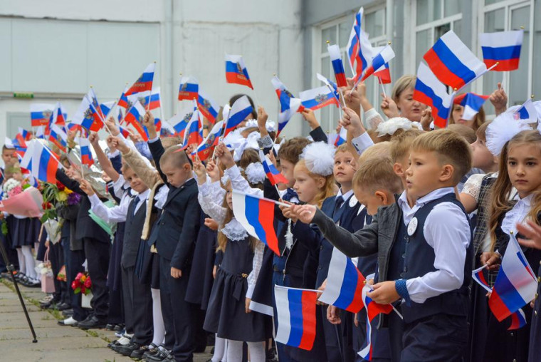 Торжественные линейки, посвящённые началу учебного года.