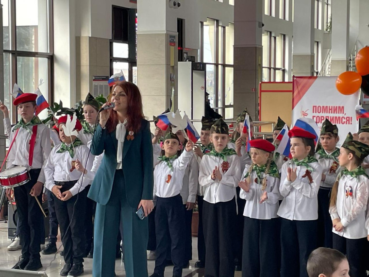 Поём песни Победы.