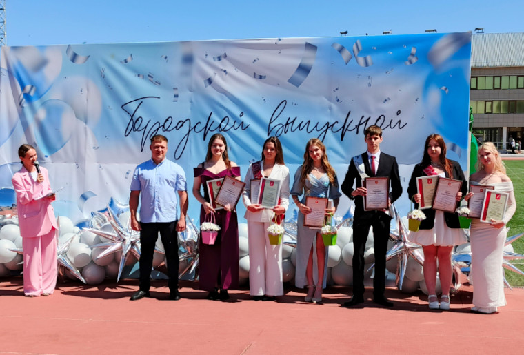 Выпускники «школы героя» на городском выпускном.
