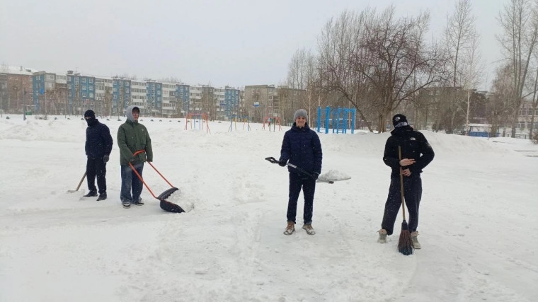 Школьники организовали трудовой десант для уборки снега.